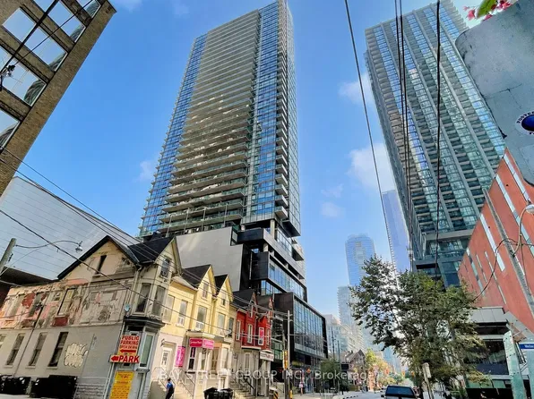 290 Adelaide St W #1303, Toronto, ON M5V 1N1