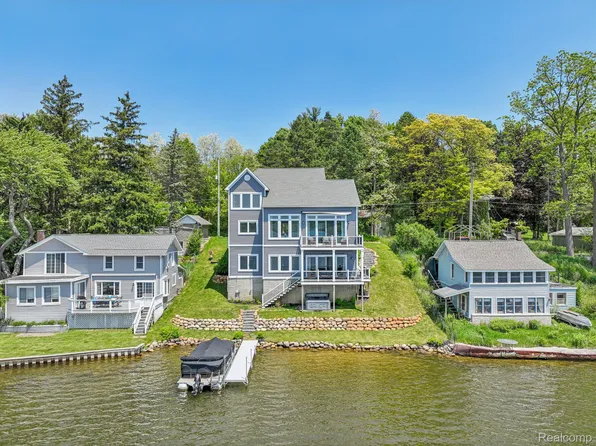 6652 Westminister St, Fenton, MI 48430