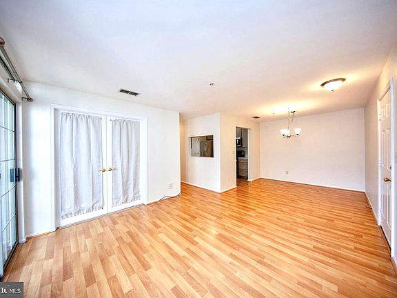 4th image of 302 Canterbury Rd APT J