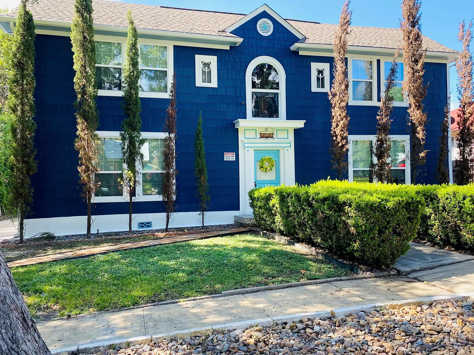 1030 W Russell Pl — Photo 2