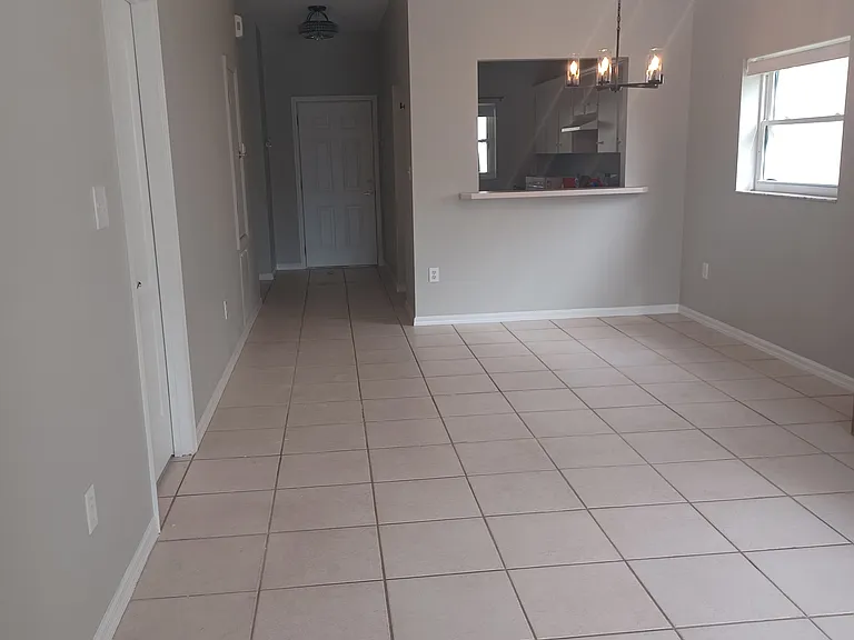 Dining/Living Room

(boxes not incuded)