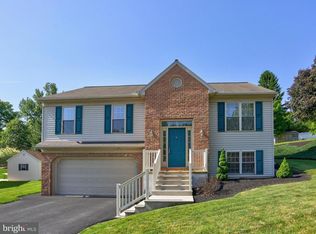 100 W View Dr, Akron, PA 17501