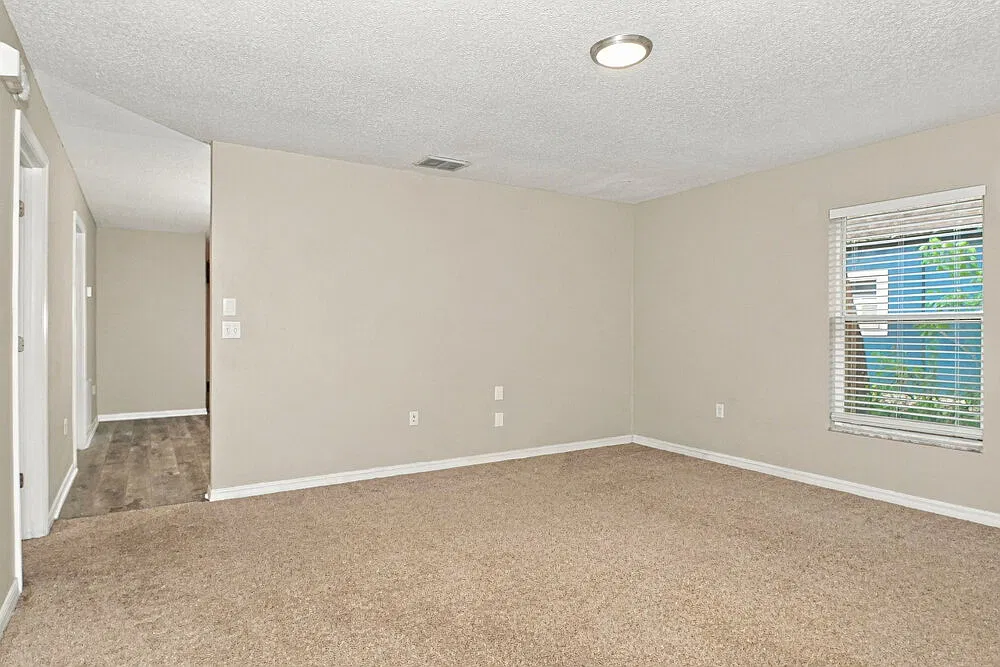 2 bed, 1.0 bath, 1972 sqft, $1,585 — Photo 3