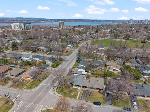 2075 Neepawa Ave, Ottawa, ON K2A 3L7