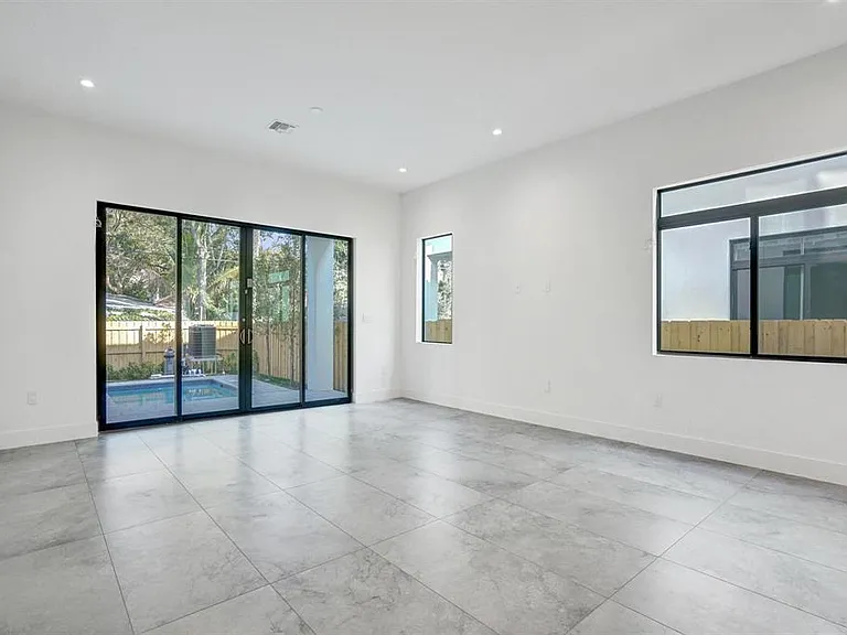 604 SW 7th Ave — Photo 7