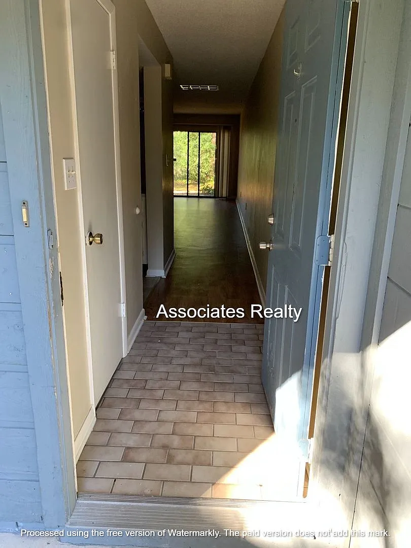 End unit in Tiffany, Look! SubLease — Photo 3