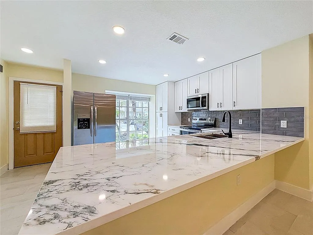 2 bed, 2.5 bath, 1216 sqft, $2,300 — Photo 2