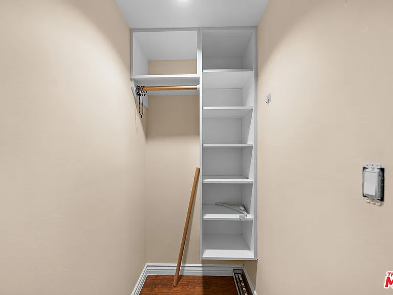 980 S Oxford Ave #202 — Photo 10