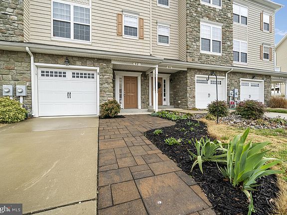 3rd image of 82 Backstretch Way