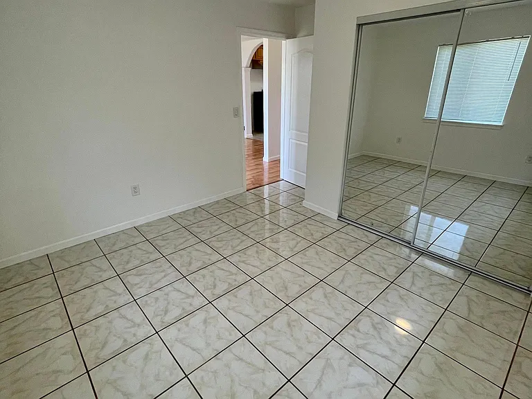 733 S Oak St #B — Photo 4