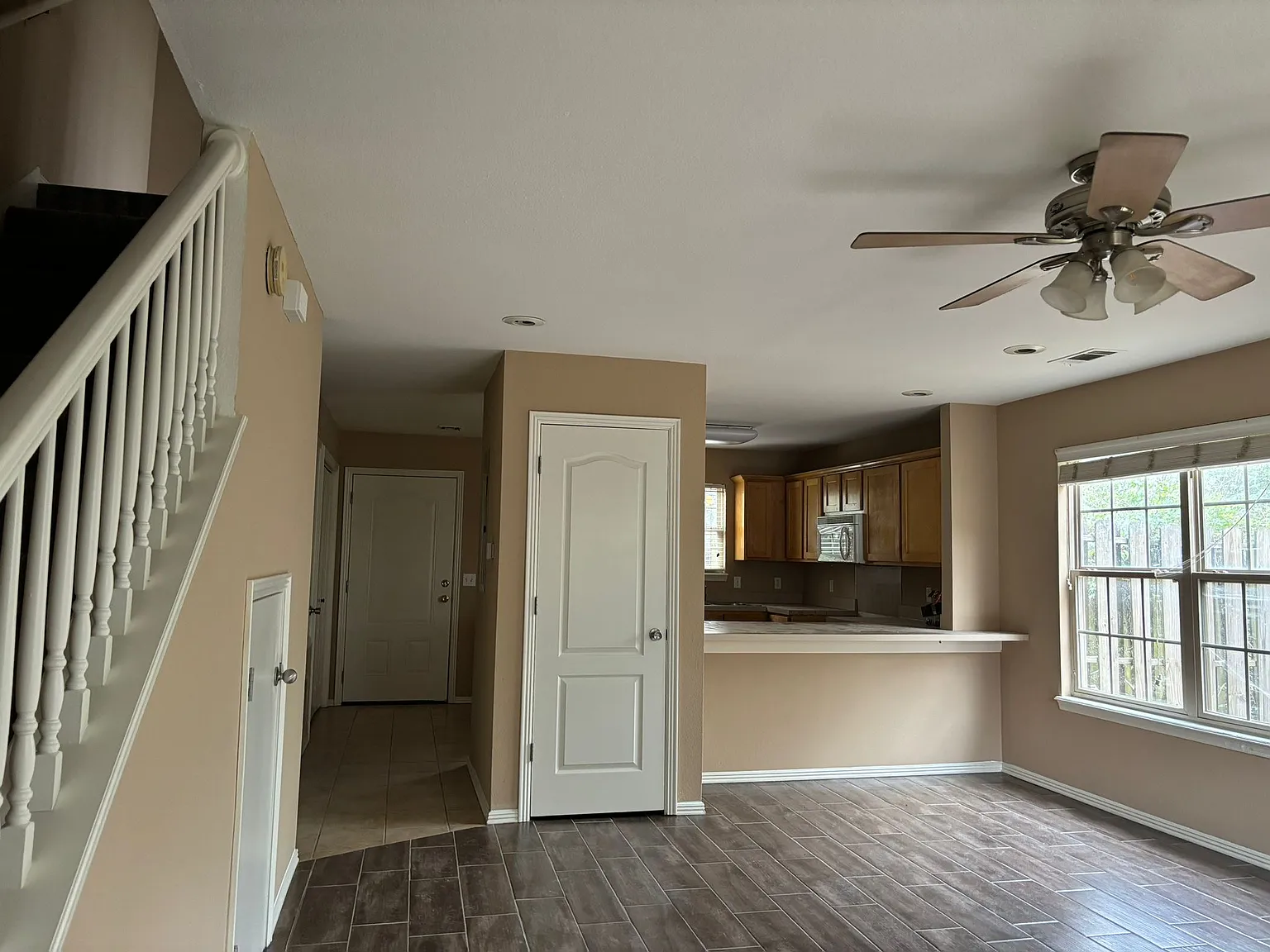 3 bed, 2.5 bath, 1225 sqft, $1,350 — Photo 2