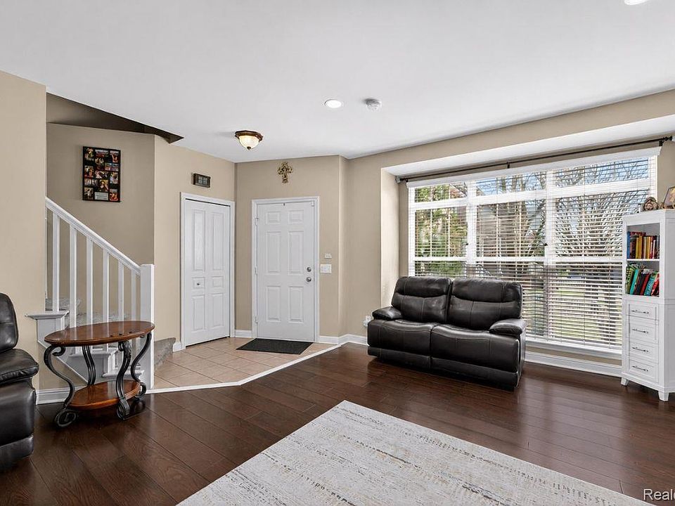 11693 Squiers Blvd, photo 3