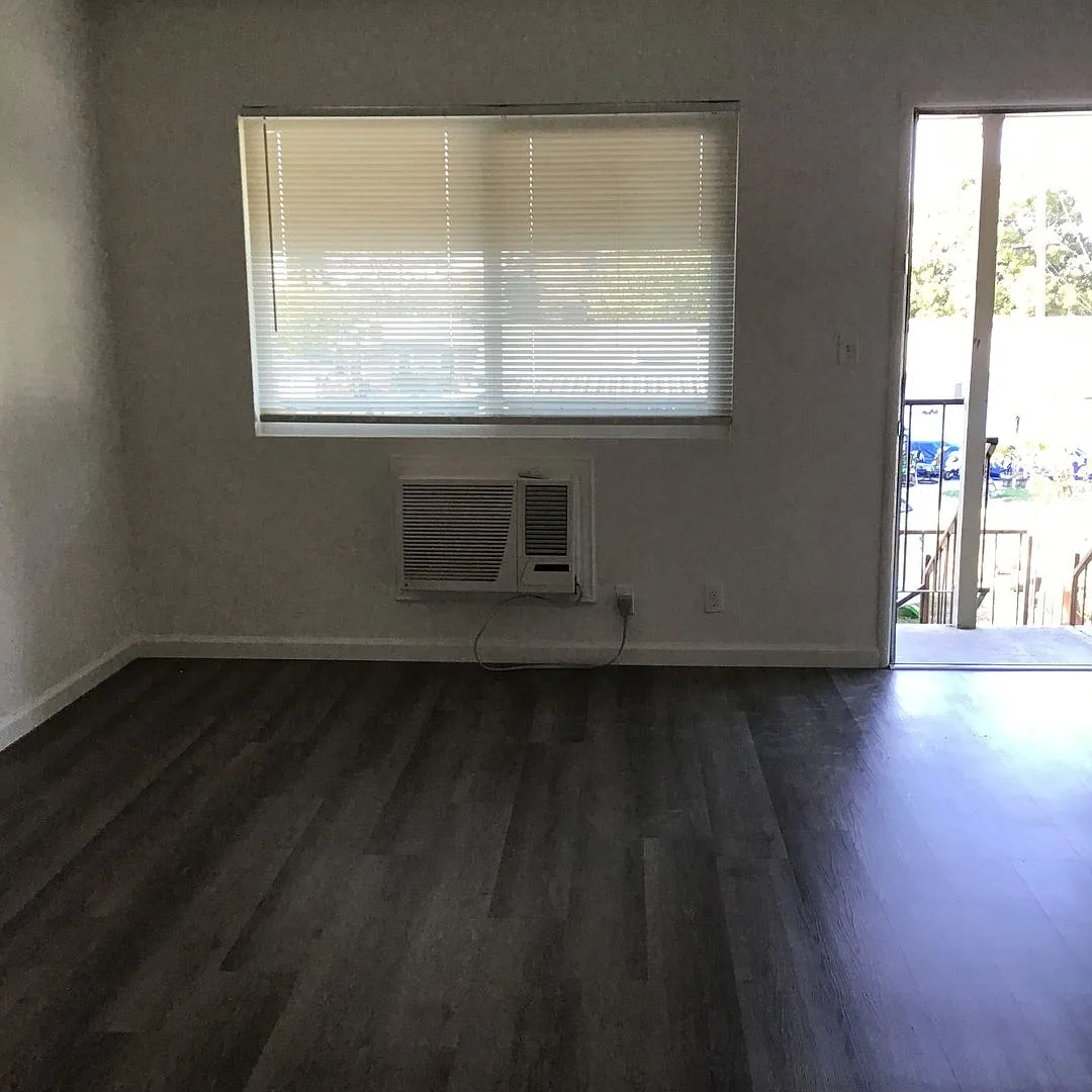 1088 Hedge Ave APT 6 photo 1