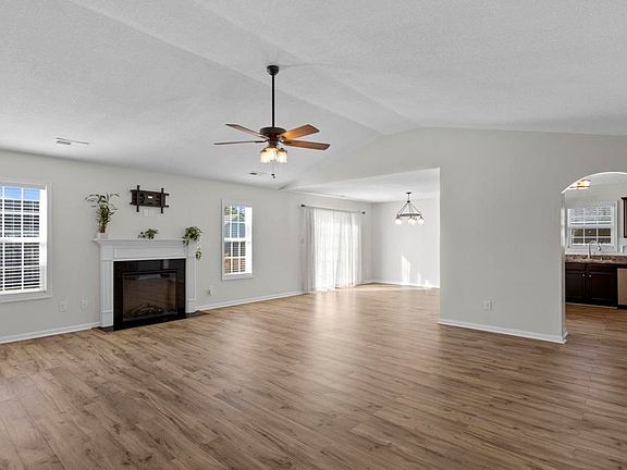 5th image of 302 Aquamarine Cir