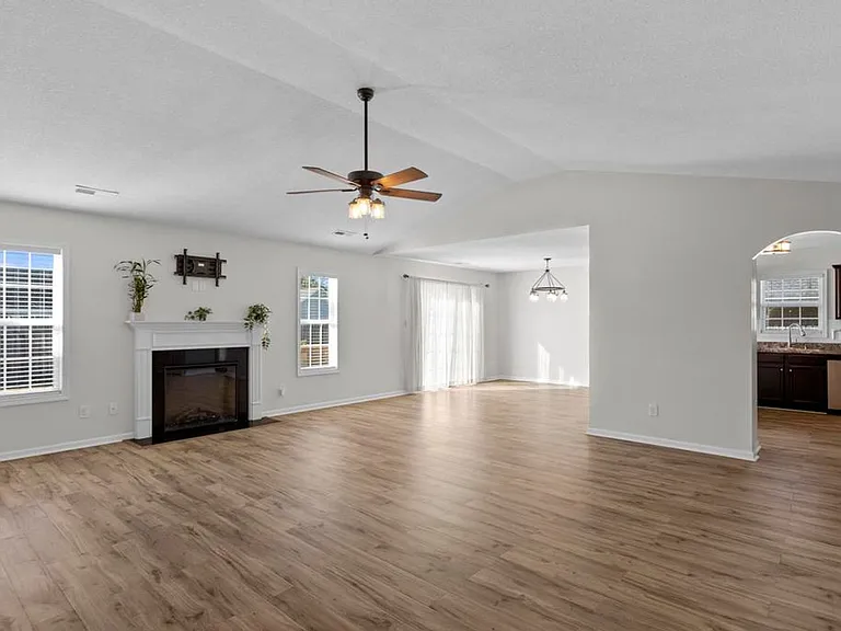 302 Aquamarine Cir — Photo 5