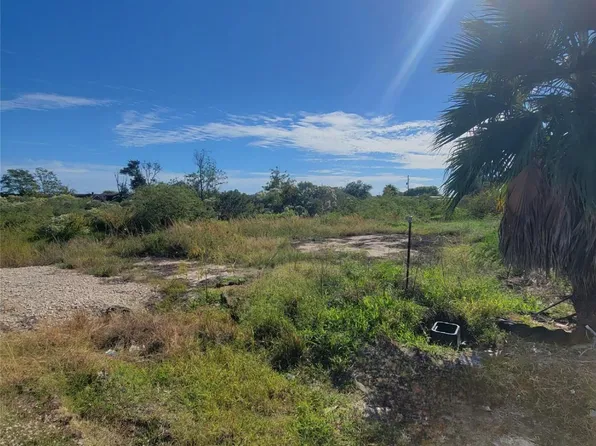 7005 Schlitz Ln, Hitchcock, TX 77563