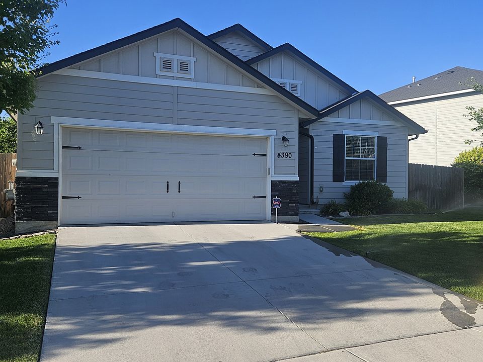 Well maintained front yard with weekly lawn service included