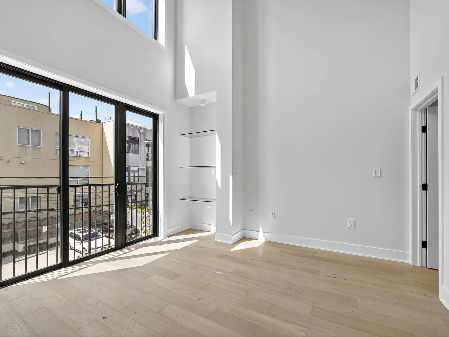 2 bed, 900 sqft, $3,900 — Photo 4