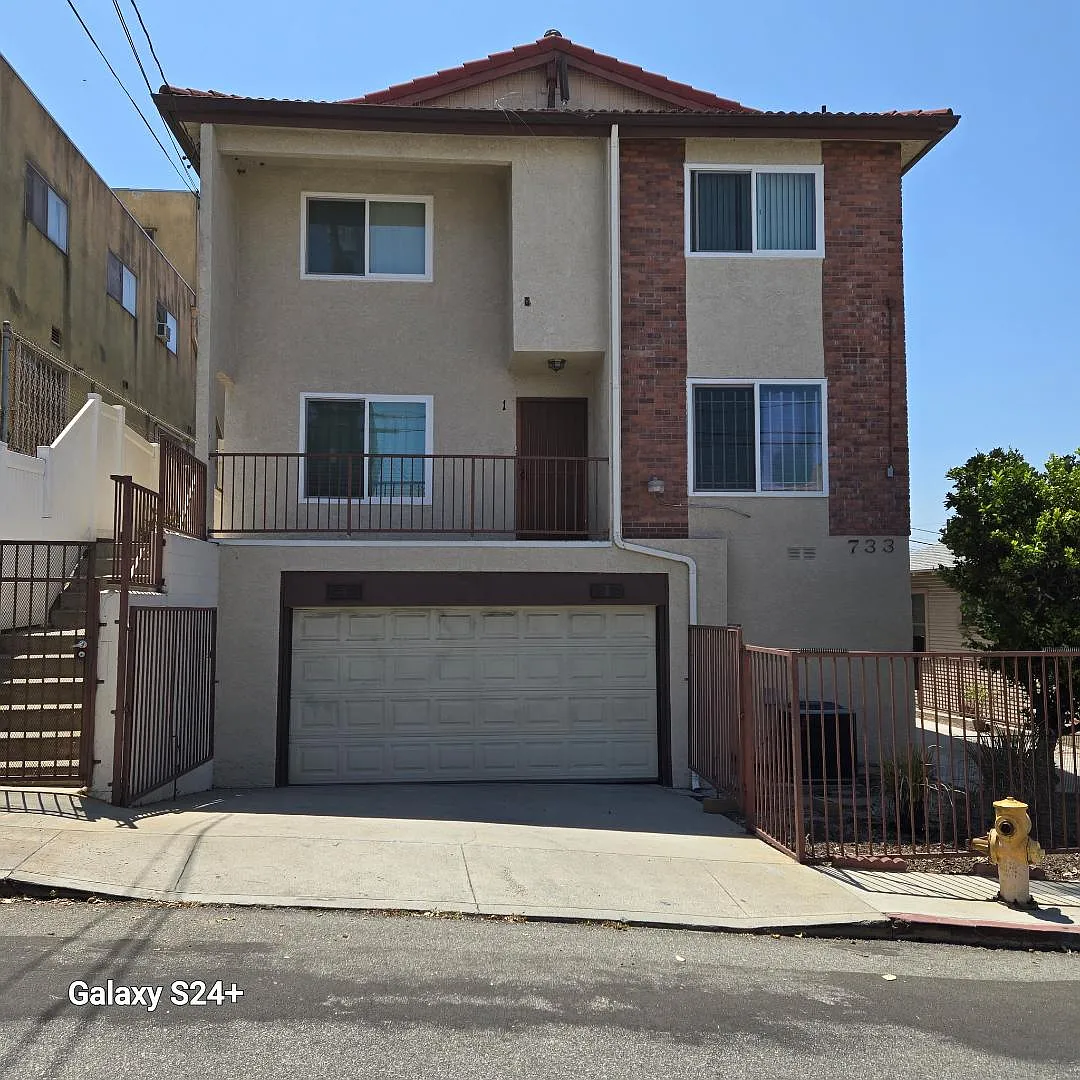 733 N Hill Pl — Photo 1
