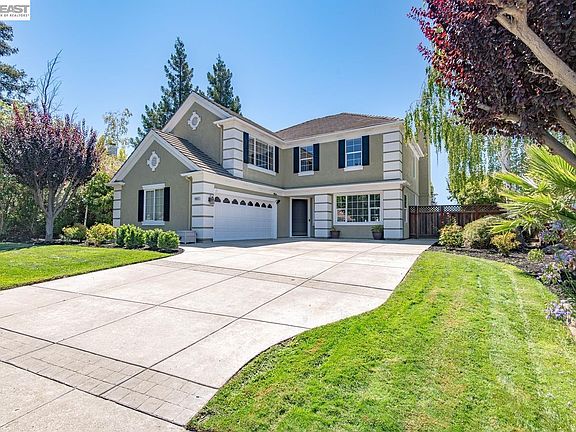 3rd image of 4023 Emerson Dr