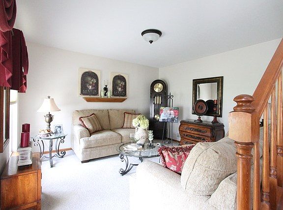 4th image of 96 W Dahlia Ln