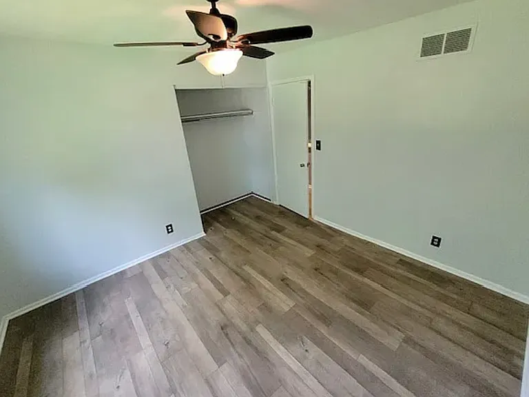 818 Eastchester Dr — Photo 16