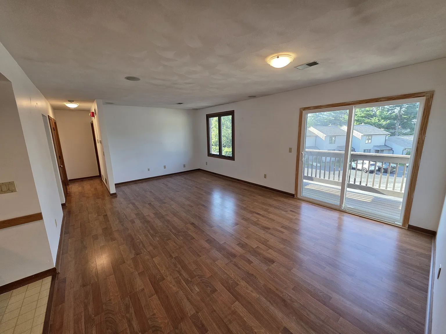  36 Kristee Cir CONDO 3rdFlr 2B/1.5B Balcony! A/C! In-UnitLaundry Prkg — Photo 3
