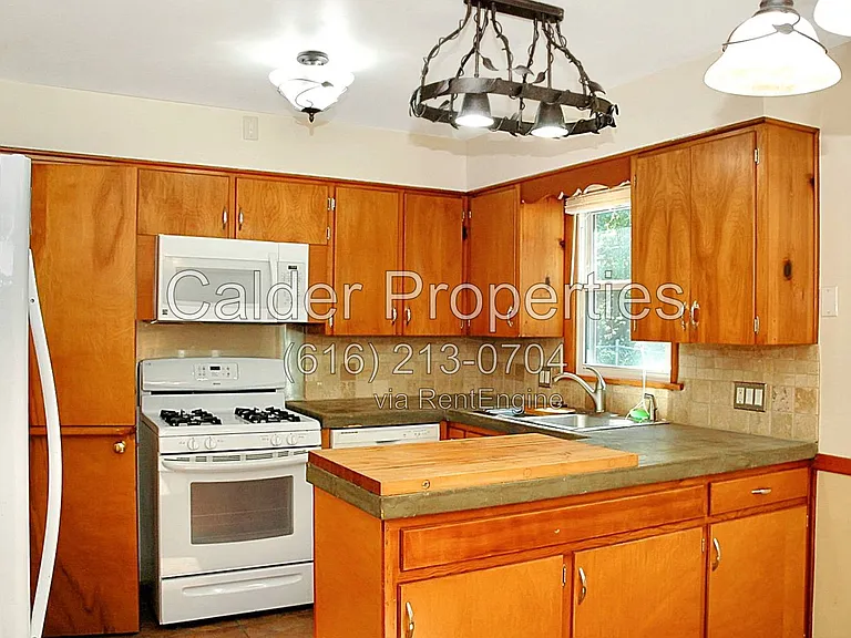 1317 Herrick Ave NE — Photo 3