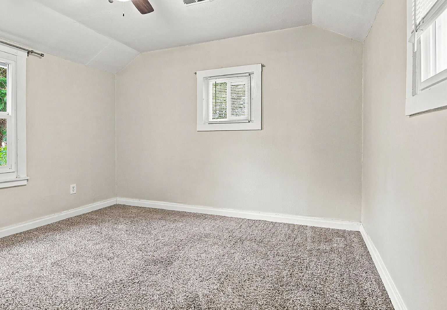 1 bed, 1.0 bath, 564 sqft, $1,496 — Photo 2