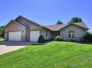 136 Holly Tree Ct, Glen Carbon, IL 62034
