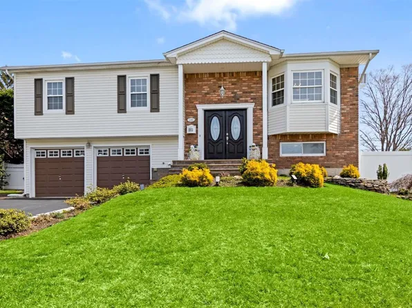 169 Fifty Acre Road S, Smithtown, NY 11787