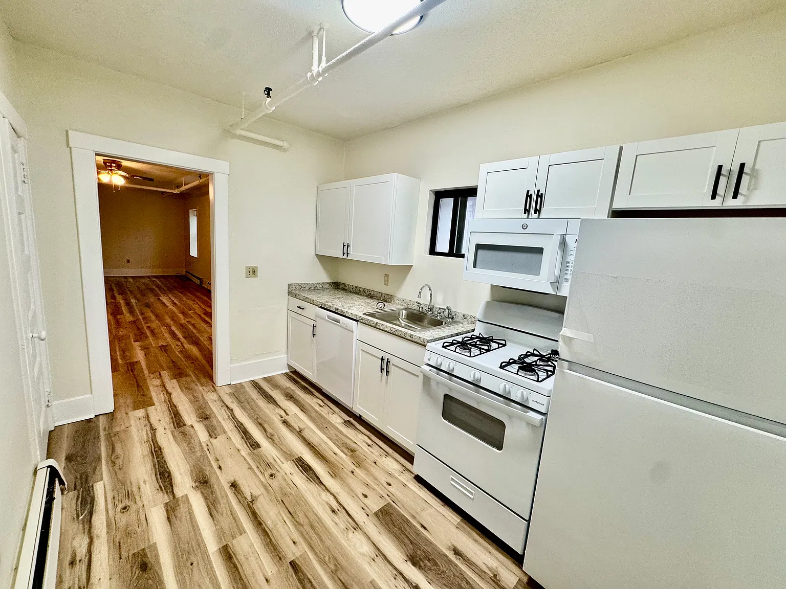 3 bed, 1200 sqft, $1,659 — Photo 3
