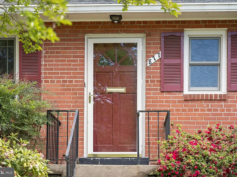 877 N Nottingham St — Photo 2