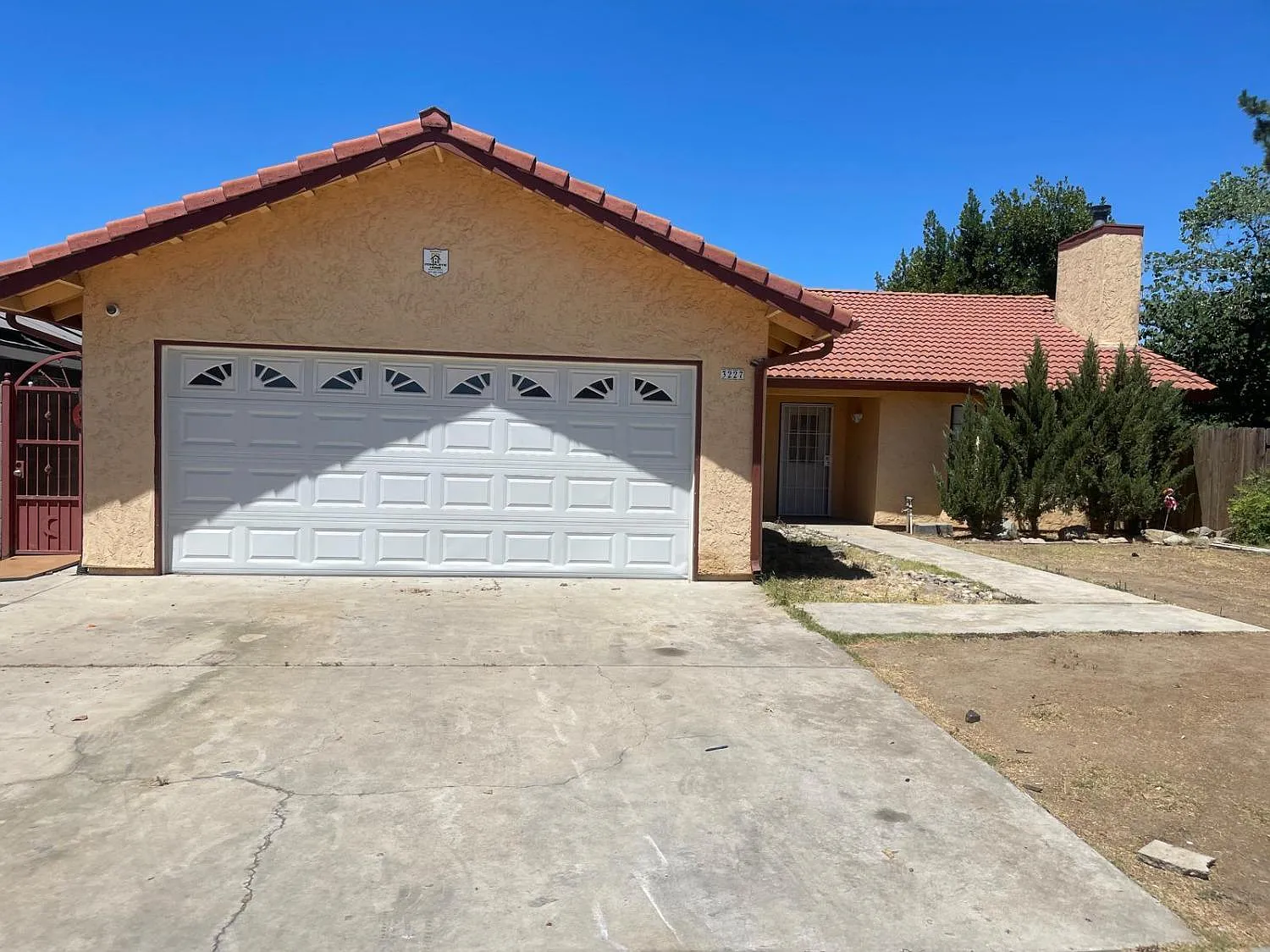 3227 N Sonora Ave photo 1