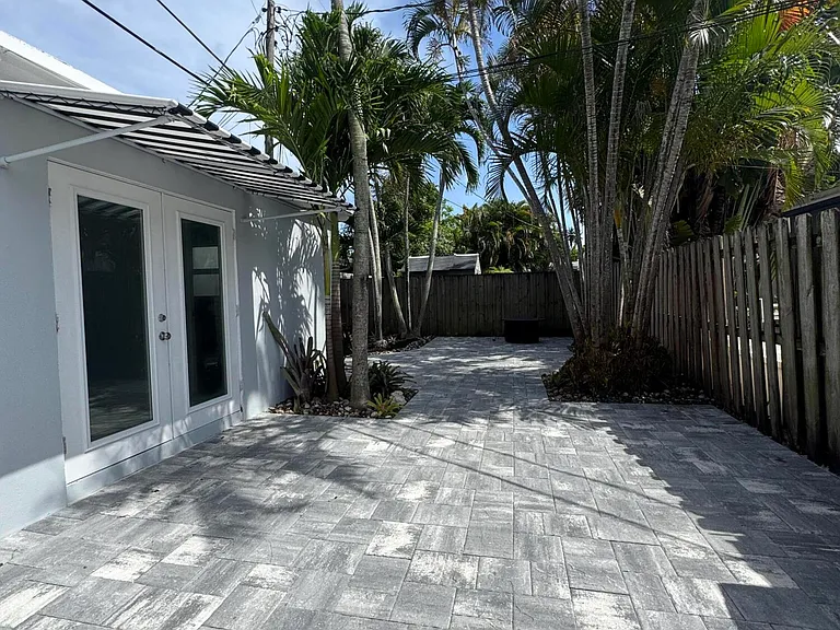 1610 NE 7th St — Photo 14