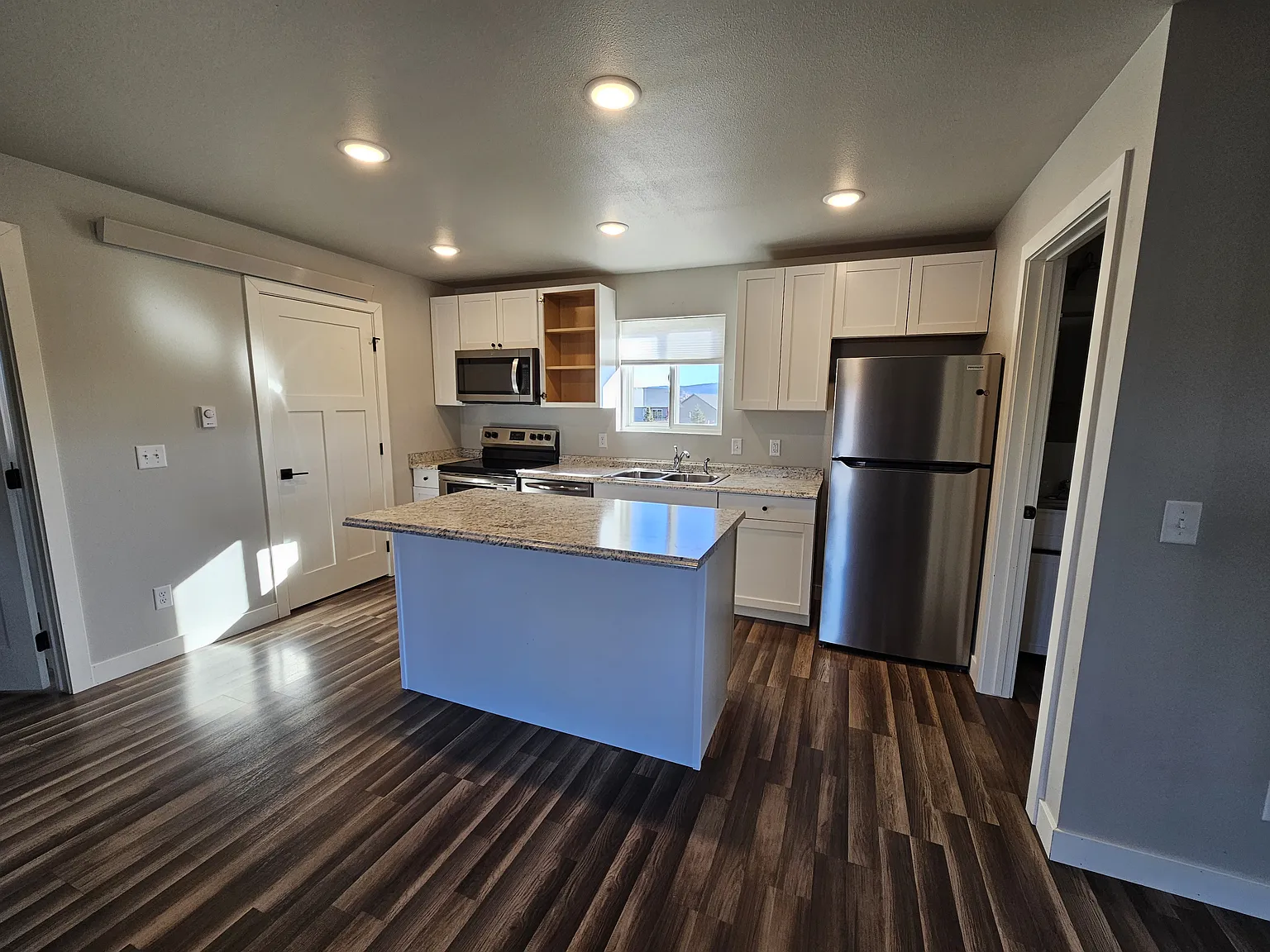 2 bed, 836 sqft, $1,650 — Photo 3