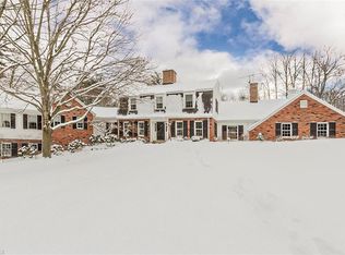 10 Farmcote Dr, Moreland Hills, OH 44022