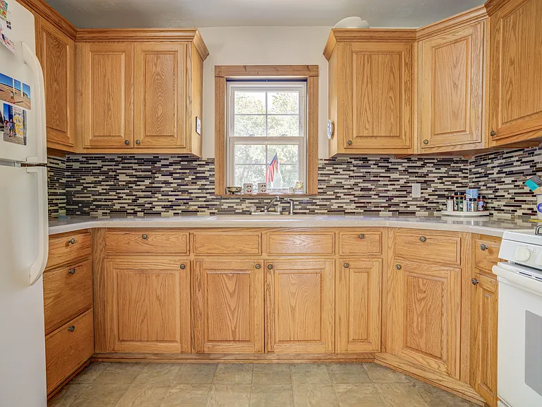 913 E Comanche St — Photo 4