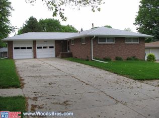 7410 Englewood Dr, Lincoln, NE 68510