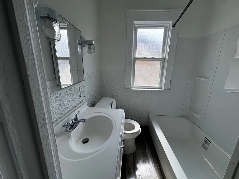 880 Stevenson Rd Cleveland, Oh. 44110 — Photo 6
