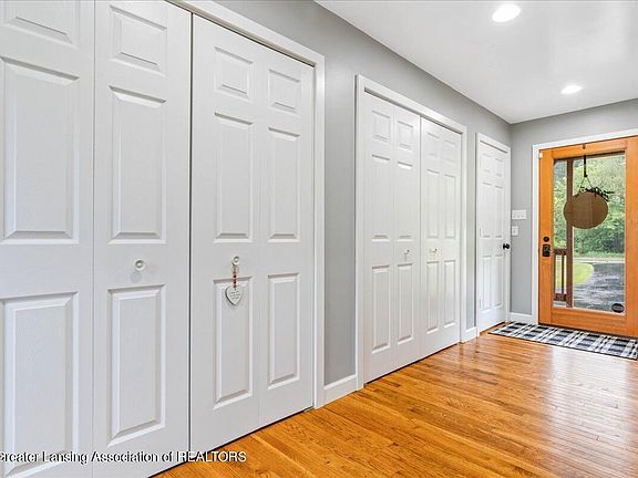 3rd image of 6776 Howe Rd