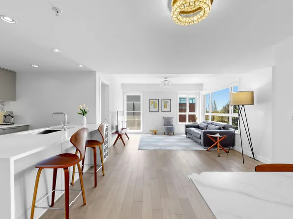 7828 Granville St #304, Vancouver, BC V6P 4Z2