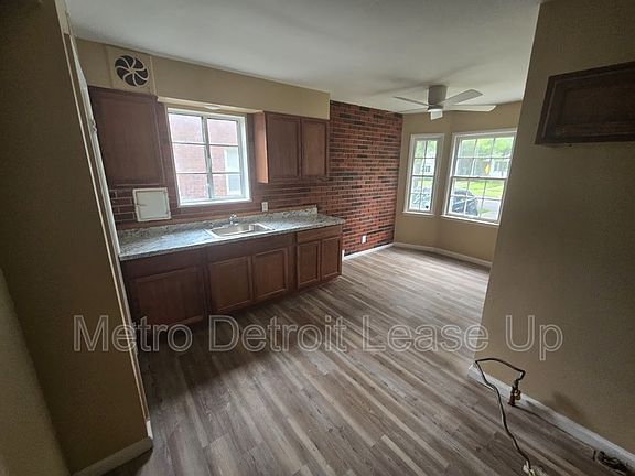 3rd image of 11035 Worden St