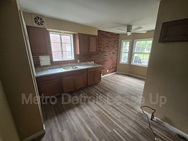11035 Worden St — Photo 3
