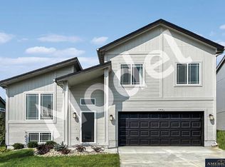 10710 Portage Dr, Papillion, NE 68046