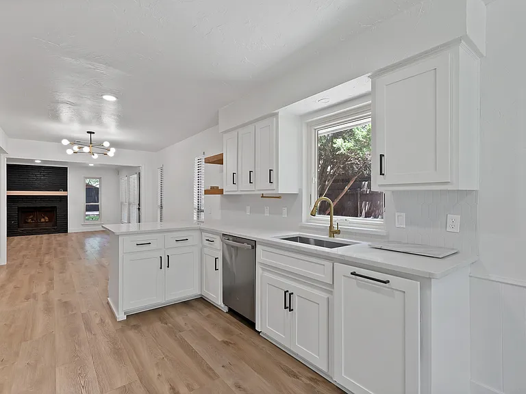 4021 San Mateo Dr — Photo 7
