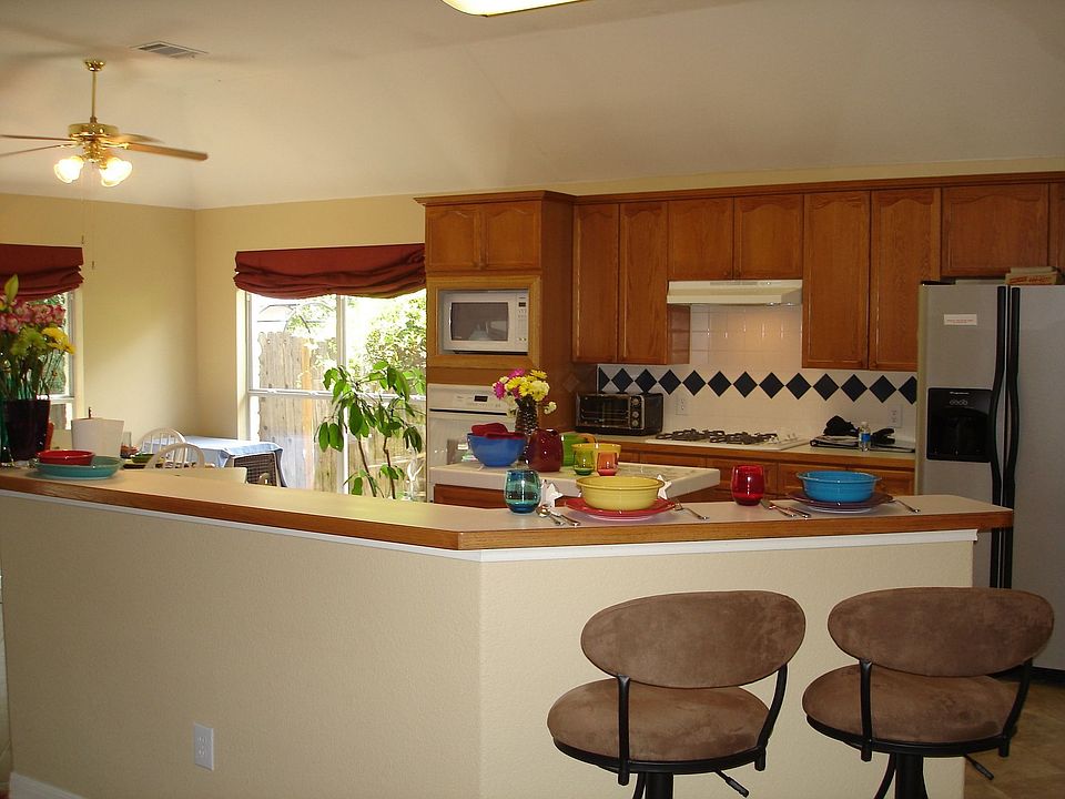 Huge kitchen w/ breakfast bar
