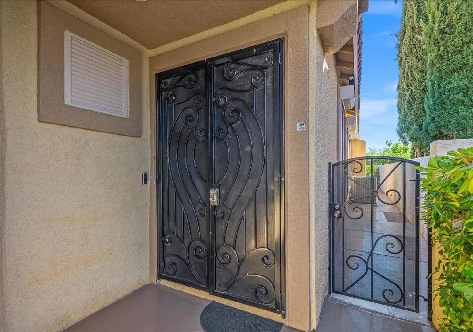 Coming Soon: Single Story 3 BD, 2 Bth, Fully Furnished Next to Summerlin Hospital — Photo 2