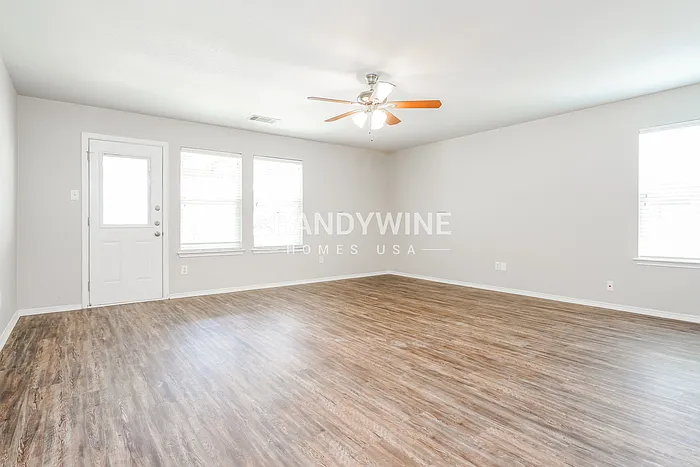 4 bed, 2.0 bath, 2026 sqft, $2,495 — Photo 4