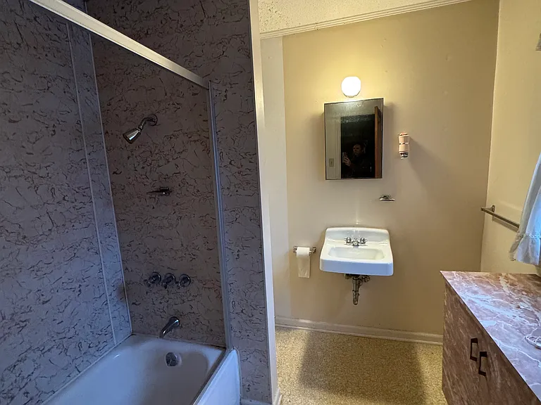 Upstairs full bath